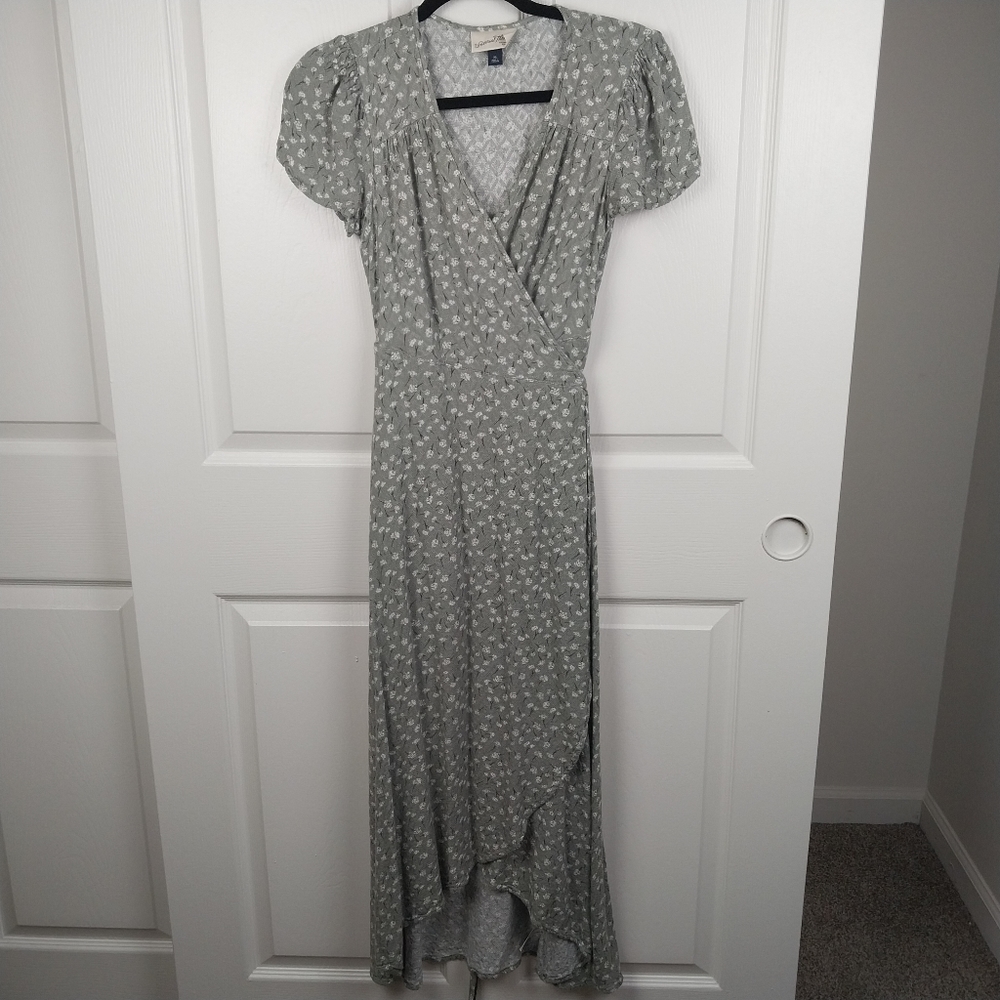 Universal Thread Women's XS Green Floral Flowy Puff Sleeve Summer Wrap Dress